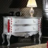 Casa Padrino Luxus Barock Kommode Antik Weiß / Silber / Rot - Handgefertigte Massivholz Kommode mit 2 Schubladen - Barockstil Schlafzimmer Möbel - Barock Möbel - Luxus Qualität - Made in Italy