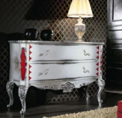 Casa Padrino Luxus Barock Kommode Antik Weiß / Silber / Rot - Handgefertigte Massivholz Kommode mit 2 Schubladen - Barockstil Schlafzimmer Möbel - Barock Möbel - Luxus Qualität - Made in Italy