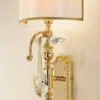 Casa Padrino Luxus Barock Kristall Wandleuchte Gold / Elfenbein 20 x 15 x H. 55 cm - Prunkvolle Wandlampe im Barockstil - Barock Leuchten - Edel & Prunkvoll - Luxus Qualität - Made in Italy