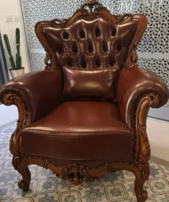 Casa Padrino Luxus Barock Leder Sessel Dunkelbraun / Braun - Wohnzimmer Echtleder Sessel mit dekorativem Kissen - Luxus Wohnzimmer Möbel im Barockstil - Barock Leder Möbel - Möbel Barockstil