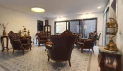 Casa Padrino Luxus Barock Leder Sessel Dunkelbraun / Braun - Wohnzimmer Echtleder Sessel mit dekorativem Kissen - Luxus Wohnzimmer Möbel im Barockstil - Barock Leder Möbel - Möbel Barockstil
