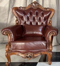 Casa Padrino Luxus Barock Leder Sessel Dunkelbraun / Braun - Wohnzimmer Echtleder Sessel mit dekorativem Kissen - Luxus Wohnzimmer Möbel im Barockstil - Barock Leder Möbel - Möbel Barockstil