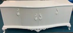 Casa Padrino Luxus Barock Massivholz Sideboard Hochglanz Weiß - Handgefertigter Massivholz Schrank mit 4 Türen - Luxus Barock Möbel - Wohnzimmer Möbel im Barockstil - Barock Einrichtung