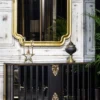 Casa Padrino Luxus Barock Möbel Set Sideboard mit Spiegel Schwarz / Gold - Verspiegelter Massivholz Schrank mit elegantem Wandspiegel - Barock Möbel - Edel & Prunkvoll