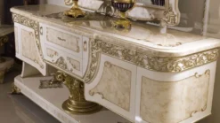 Casa Padrino Luxus Barock Möbel Set Weiß / Beige / Gold - 1 Barock Sideboard & 1 Barock Wandspiegel - Handgefertigte Barock Möbel - Edel & Prunkvoll