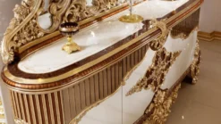 Casa Padrino Luxus Barock Möbel Set Weiß / Braun / Gold - 1 Barock Sideboard mit 4 Türen & 1 Barock Wandspiegel - Handgefertigte Barock Möbel - Edel & Prunkvoll