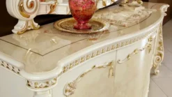 Casa Padrino Luxus Barock Möbel Set Beige / Weiß / Gold - 1 Barock Sideboard mit 4 Türen & 1 Barock Wandspiegel - Handgefertigte Barock Möbel - Edel & Prunkvoll