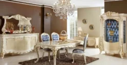 Casa Padrino Luxus Barock Möbel Set Beige / Weiß / Gold - 1 Barock Sideboard mit 4 Türen & 1 Barock Wandspiegel - Handgefertigte Barock Möbel - Edel & Prunkvoll