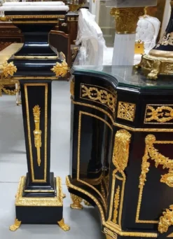 Casa Padrino Luxus Barock Möbel Set Schwarz / Gold - 1 Barock Kommode und 2 Barock Säulen - Prunkvolle Barock Möbel
