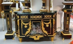 Casa Padrino Luxus Barock Möbel Set Schwarz / Gold - 1 Barock Kommode und 2 Barock Säulen - Prunkvolle Barock Möbel