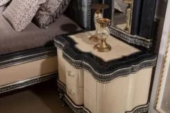 Casa Padrino Luxus Barock Nachtkommode Beige / Schwarz / Gold - Prunkvoller Barockstil Nachttisch mit 2 Schubladen - Luxus Schlafzimmer Möbel im Barockstil - Barock Möbel - Barock Interior