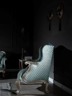 Casa Padrino Luxus Barock Ohrensessel Hellblau / Silber / Gold 77 x 80 x H. 113 cm - Wohnzimmer Sessel mit elegantem Muster und dekorativem Kissen - Barock Wohnzimmer Möbel