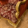 Casa Padrino Luxus Barock Ohrensessel mit dekorativem Kissen Rot / Bordeauxrot Muster / Gold - Luxus Wohnzimmer Sessel im Barockstil - Barock Möbel - Barock Einrichtung - Edel & Prunkvoll