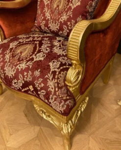 Casa Padrino Luxus Barock Ohrensessel mit dekorativem Kissen Rot / Bordeauxrot Muster / Gold - Luxus Wohnzimmer Sessel im Barockstil - Barock Möbel - Barock Einrichtung - Edel & Prunkvoll