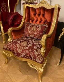 Casa Padrino Luxus Barock Ohrensessel mit dekorativem Kissen Rot / Bordeauxrot Muster / Gold - Luxus Wohnzimmer Sessel im Barockstil - Barock Möbel - Barock Einrichtung - Edel & Prunkvoll