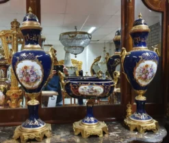 Casa Padrino Luxus Barock Porzellan Vasen und Schalen Set (2 Vasen und 1 Schale) mit Messing Griffen