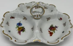Casa Padrino Luxus Barock Porzellan Servierschale mit Tragegriff Weiß / Mehrfarbig / Gold Ø 25 cm - Nuss & Gebäck Schale - Luxus Barock Accessoires - Reichenbach Porzellan - Made in Germany