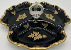 Casa Padrino Luxus Barock Porzellan Servierschale mit Tragegriff Dunkelblau / Weiß / Gold Ø 25 cm - Gebäck & Nuss Schale - Luxus Barock Accessoires - Reichenbach Porzellan - Made in Germany
