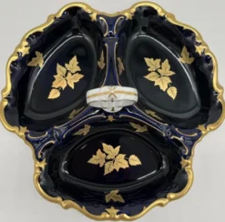 Casa Padrino Luxus Barock Porzellan Servierschale mit Tragegriff Dunkelblau / Weiß / Gold Ø 25 cm - Gebäck & Nuss Schale - Luxus Barock Accessoires - Reichenbach Porzellan - Made in Germany