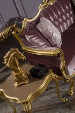 Casa Padrino Luxus Barock Samt Sofa Fliederfarben / Gold 226 x 84 x H. 109 cm - Prunkvolles Wohnzimmer Sofa mit dekorativen Kissen - Wohnzimmer Möbel im Barockstil