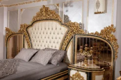Casa Padrino Luxus Barock Schlafzimmer Set Gold / Weiß / Blau / Gold - 1 Doppelbett mit Kopfteil & 2 Nachtkommoden - Schlafzimmer Möbel im Barockstil - Edel & Prunkvoll