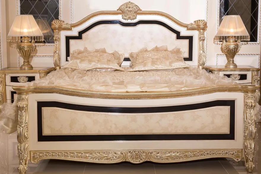 Casa Padrino Luxus Barock Schlafzimmer Set Weiß / Beige / Schwarz / Gold - 1 Barock Doppelbett mit Kopfteil & 2 Barock Nachtkommoden - Luxus Schlafzimmer Möbel im Barockstil - Barock Interior