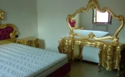 Casa Padrino Luxus Barock Schlafzimmer Set Gold - 1 Barock Schminkkommode & 1 Barock Spiegel - Luxus Schlafzimmer Möbel im Barockstil - Barock Möbel - Luxus Qualität - Made in Italy
