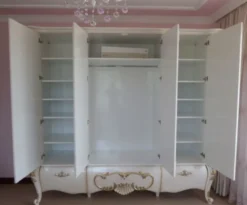 Casa Padrino Luxus Barock Schlafzimmerschrank Weiß / Creme / Gold 320 x 70 x H. 250 cm - Edler Massivholz Kleiderschrank - Schlafzimmer Möbel im Barockstil - Luxus Qualität