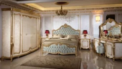 Casa Padrino Luxus Barock Schlafzimmer Set Hellblau / Weiß / Beige / Gold - 1 Doppelbett mit Kopfteil & 2 Nachtkommoden - Schlafzimmer Möbel im Barockstil - Edel & Prunkvoll