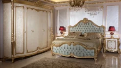 Casa Padrino Luxus Barock Schlafzimmer Set Hellblau / Weiß / Beige / Gold - 1 Doppelbett mit Kopfteil & 2 Nachtkommoden - Schlafzimmer Möbel im Barockstil - Edel & Prunkvoll