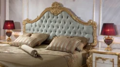 Casa Padrino Luxus Barock Schlafzimmer Set Hellblau / Weiß / Beige / Gold - 1 Doppelbett mit Kopfteil & 2 Nachtkommoden - Schlafzimmer Möbel im Barockstil - Edel & Prunkvoll