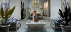 Casa Padrino Luxus Barock Schmiedeeisen Möbel Set Weiß / Blau / Gold - 2 Luxus Sessel & 1 Luxus Couchtisch - Wohnzimmer Möbel - Garten Möbel - Hotel Möbel - Luxus Barock Möbel