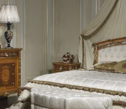 Casa Padrino Luxus Barock Schlafzimmer Set Weiß / Braun / Gold - Doppelbett mit Baldachin, 2 Nachttische & Sitzbank - Made in Italy