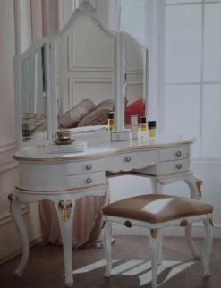 Casa Padrino Luxus Barock Schlafzimmer Set Weiß / Gold - 1 Barock Schminkkommode & 1 Barock Spiegel & 1 Barock Hocker - Barock Schlafzimmer & Hotel Möbel - Luxus Qualität - Made in Italy