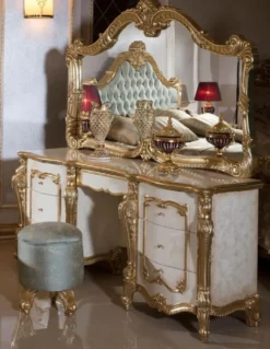 Casa Padrino Luxus Barock Schlafzimmer Set Weiß / Beige / Gold / Hellblau - 1 Barock Schminkkommode & 1 Barock Spiegel & 1 Barock Hocker - Barock Schlafzimmer Möbel - Edel & Prunkvoll