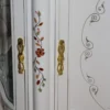 Casa Padrino Luxus Barock Schrank mit Spiegelkonsole Weiß Handbemalt mit Blumenmotiven - 161 x 218 x 46 cm