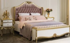 Casa Padrino Luxus Barock Schlafzimmer Set Lila / Rosa / Weiß / Gold - 1 Doppelbett mit Kopfteil & 2 Nachttische - Barock Schlafzimmer Möbel - Edel & Prunkvoll