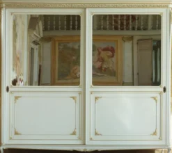 Casa Padrino Luxus Barock Schlafzimmerschrank Weiß / Gold 290 x 68 x H. 254 cm - Kleiderschrank mit 2 verspiegelten Schiebetüren - Edel & Prunkvoll