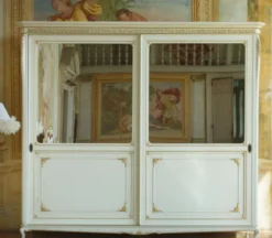 Casa Padrino Luxus Barock Schlafzimmerschrank Weiß / Gold 290 x 68 x H. 254 cm - Kleiderschrank mit 2 verspiegelten Schiebetüren - Edel & Prunkvoll
