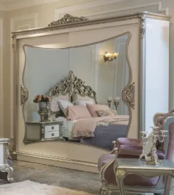 Casa Padrino Luxus Barock Schlafzimmerschrank Weiß / Silber 260 x 72 x H. 244 cm - Edler Massivholz Kleiderschrank mit 2 verspiegelten Schiebetüren - Schlafzimmer Möbel im Barockstil - Luxus Qualität
