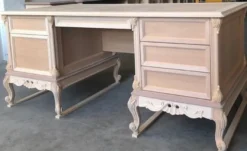 Casa Padrino Luxus Barock Schreibtisch mit 6 Schubladen Weiß / Gold - Prunkvoller handgefertigter Massivholz Bürotisch - Barock Büromöbel - Luxus Qualität - Made in Italy