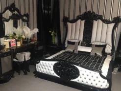 Casa Padrino Luxus Barock Schlafzimmer Set Weiß / Schwarz / Grau - 1 Doppelbett mit Kopfteil & 2 Nachtkommoden - Hochwertige Schlafzimmer Möbel im Barockstil - Edel & Prunkvoll