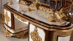 Casa Padrino Luxus Barock Schlafzimmer Set Weiß / Braun / Gold - 1 Barock Schminkkommode mit 5 Schubladen & 1 Barock Spiegel & 1 Barock Hocker - Barock Schlafzimmer Möbel - Edel & Prunkvoll