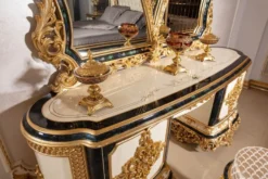 Casa Padrino Luxus Barock Schlafzimmer Set Weiß / Blau / Gold - 1 Barock Schminkkommode mit 5 Schubladen & 1 Barock Spiegel & 1 Barock Hocker - Barock Schlafzimmer Möbel - Edel & Prunkvoll