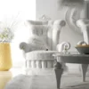 Casa Padrino Luxus Barock Sessel Weiß / Gold - Prunkvoller Wohnzimmer Sessel im Barockstil - Barock Wohnzimmer Möbel - Barock Schloß Möbel - Erstklassische Qualität - Made in Italy