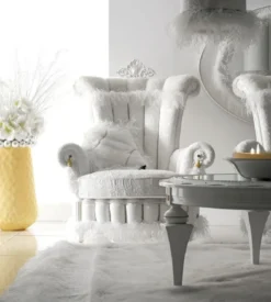 Casa Padrino Luxus Barock Sessel Weiß / Gold - Prunkvoller Wohnzimmer Sessel im Barockstil - Barock Wohnzimmer Möbel - Barock Schloß Möbel - Erstklassische Qualität - Made in Italy
