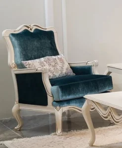 Casa Padrino Luxus Barock Sessel Blau / Weiß 76 x 67 x H. 103 cm - Wohnzimmer Sessel mit dekorativem Kissen - Wohnzimmer Möbel im Barockstil