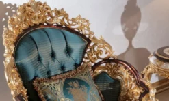 Casa Padrino Luxus Barock Sessel Blau / Beige / Braun / Gold - Prunkvoller Wohnzimmer Sessel mit elegantem Muster - Barock Wohnzimmer Möbel - Edel & Prunkvoll
