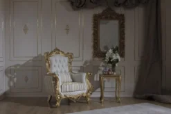Casa Padrino Luxus Barock Sessel Weiß / Gold 100 x 80 x H. 124 cm - Wohnzimmer Sessel mit elegantem Muster und dekorativem Kissen - Barock Möbel - Edel & Prunkvoll