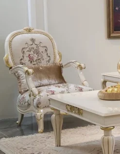 Casa Padrino Luxus Barock Sessel Creme / Weiß / Gold 73 x 60 x H. 111 cm - Prunkvoller Wohnzimmer Sessel mit Blumenmuster und dekorativem Kissen - Barock Wohnzimmer Möbel